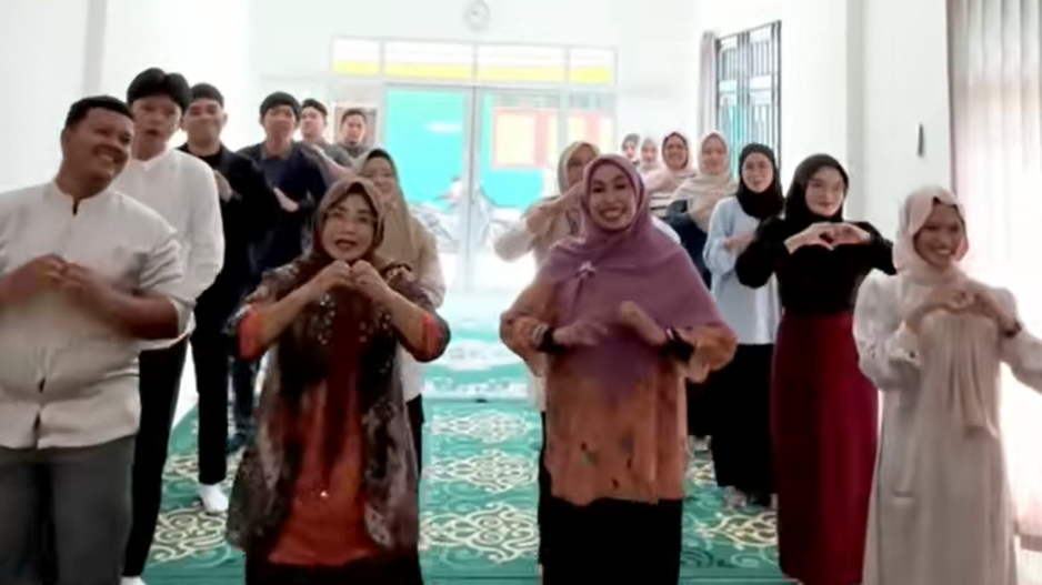 Suasana Bimbingan Perkawinan (BIMWIN) di KUA Pontianak Selatan yang menampilkan pegawai dan tujuh pasang calon pengantin melakukan Tepuk Sakinah. (Dok. Tiktok/@kua.pontianak.sel)