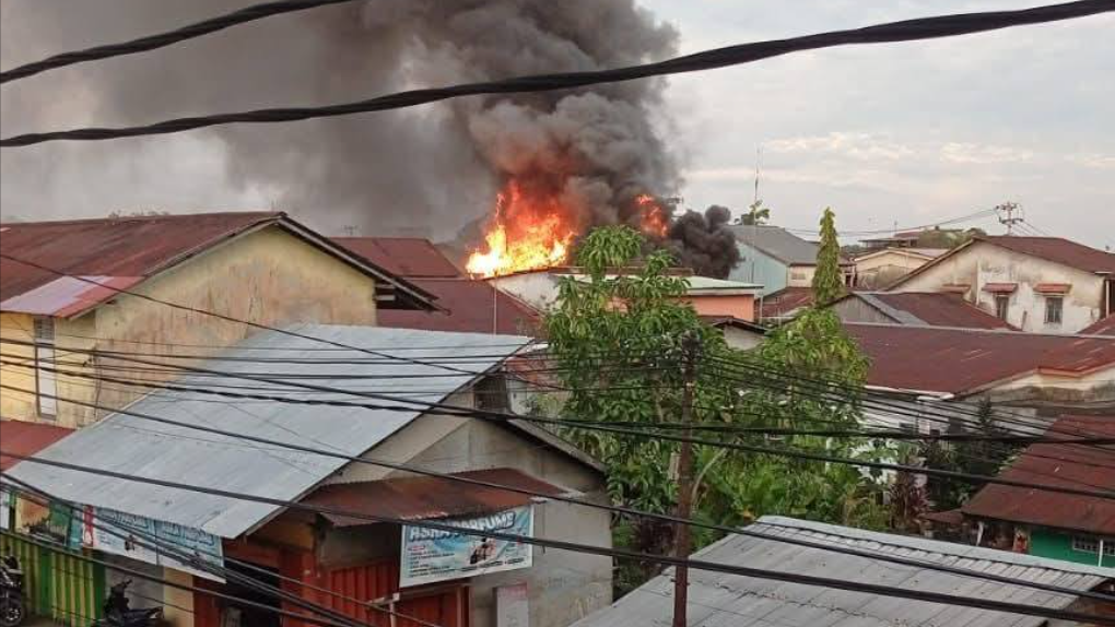 Petugas pemadam kebakaran berusaha memadamkan api yang melanda permukiman di Jalan Komyos Soedarso, Jeruju, Gang Teratai Perum 1. (Dok. Ist)