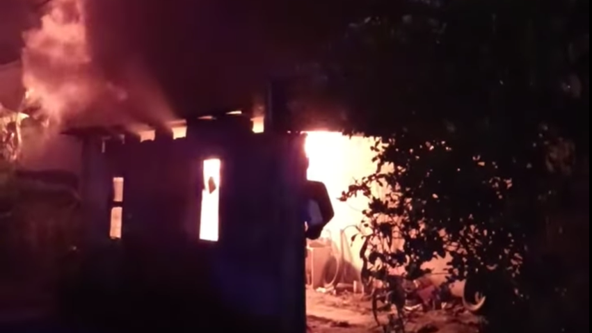 petugas pemadam kebakaran sedang berupaya memadamkan api yang melalap rumah di kawasan padat penduduk. (Dok. Ist)