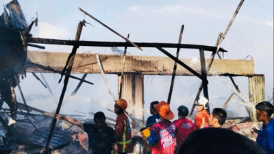 Petugas pemadam kebakaran dan warga memeriksa puing-puing ruko yang hangus terbakar di Jalan Kalimas Proyek, Punggur Kecil. (Dok. Ist)