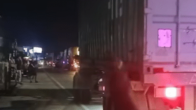 Suasana kemacetan panjang di malam hari akibat kabel PLN putus yang ditabrak truk kontainer di depan Markas Brimob. (Dok. Ist)