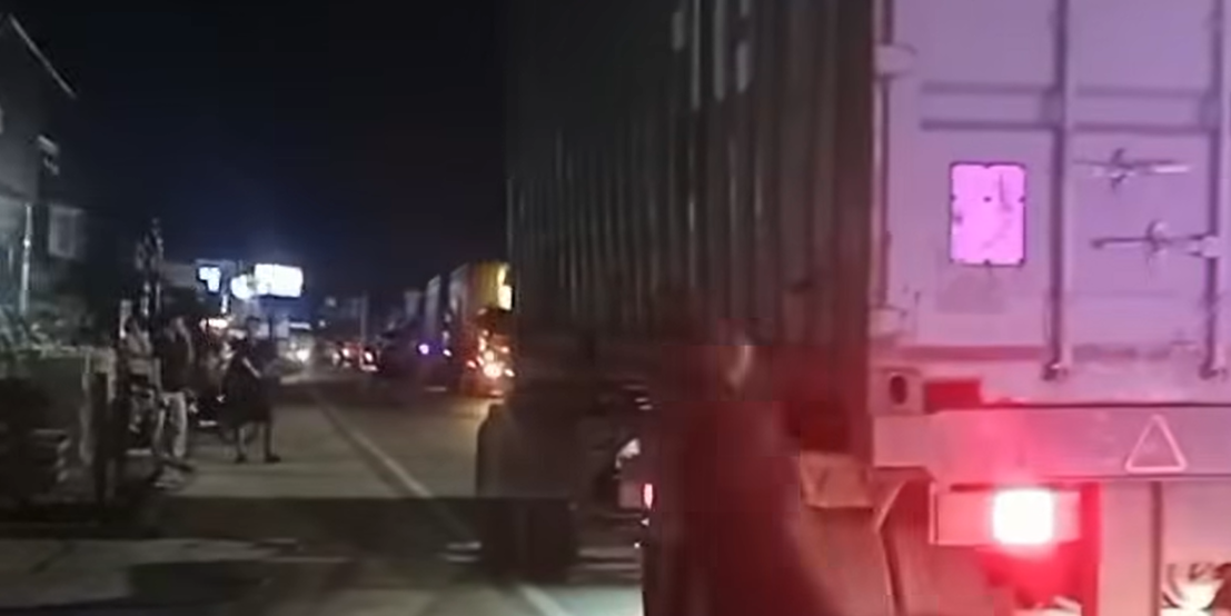 Suasana kemacetan panjang di malam hari akibat kabel PLN putus yang ditabrak truk kontainer di depan Markas Brimob. (Dok. Ist)