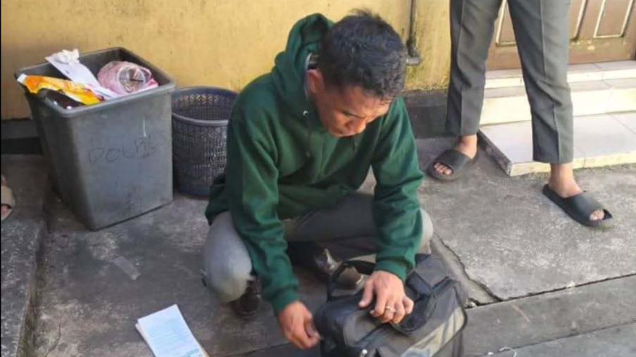 Seorang pria terduga pelaku perampasan kalung dengan modus sales obat diamankan warga di Kelurahan Mekar Jaya, Sintang. (DOk. Ist)