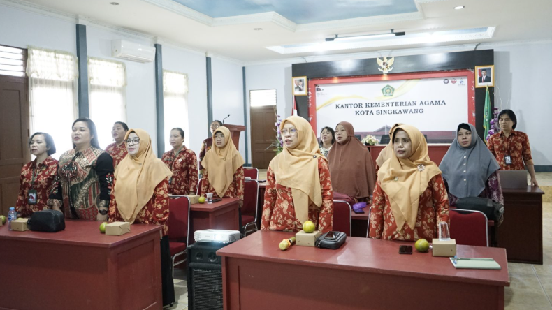 Peserta DWP Kemenag Singkawang mengikuti sosialisasi daring "Breast Aware" untuk deteksi dini kanker payudara. (Dok. Kemenag Singkawang)