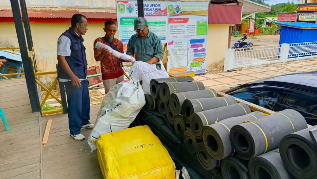 Penyerahan bantuan alat tangkap ikan berupa jaring insang hanyut oleh Dinas Kelautan dan Perikanan kepada kelompok nelayan. (Dok. Instagram/@dkp.prov.kalbar)