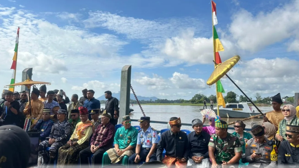 Kadister Lanud Supadio M. Deni Abdulah (tengah, seragam biru) bersama Forkopimda Sanggau dan para raja/sultan menghadiri Festival Mande'bedil dan Perang Ketupat di Keraton Tayan. (Dok. INstagram/@lanud_supadio)