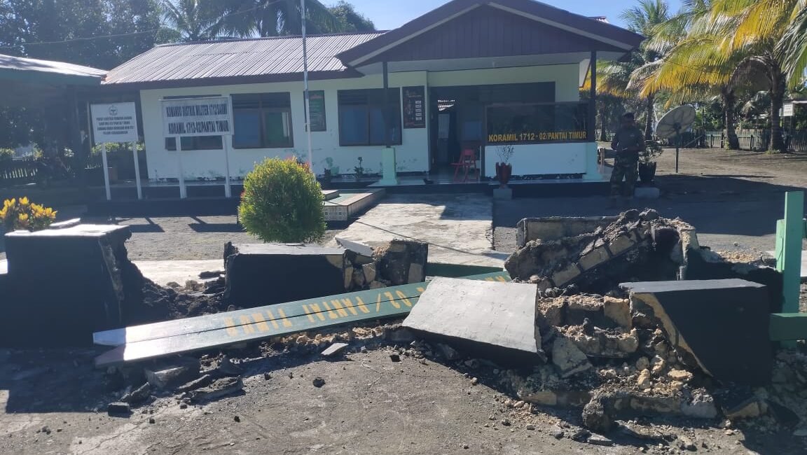 Sejumlah bangunan yang terdampak gempa M6,6 di Kabupaten Sarmi, Provinsi Papua pada Kamis (16/10) pukul 12.48 WIB.
