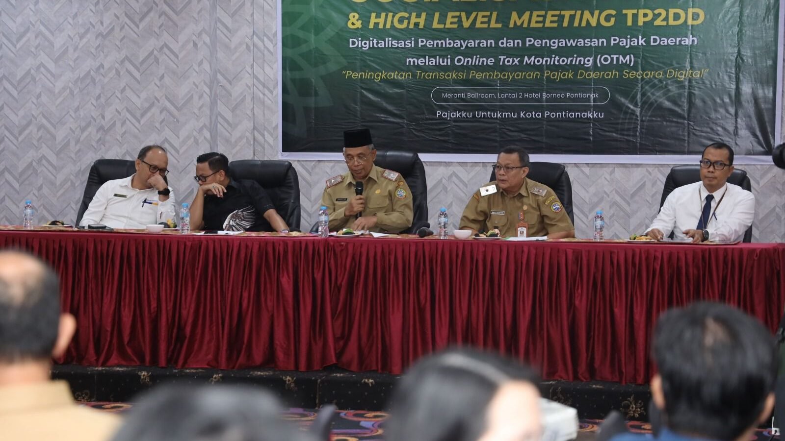 Sekretaris Daerah Kota Pontianak Amirullah saat membuka sosialisasi pajak dan HLM TP2DD.