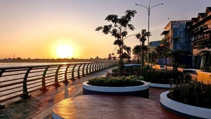 "Temukan 3 tempat terbaik untuk menikmati pemandangan senja yang menakjubkan di Pontianak. Dari tepi Sungai Kapuas hingga taman kota, pilih spot favorit Anda!"