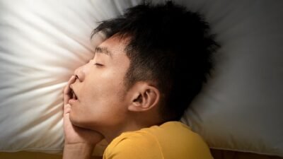 Ilustrasi seorang pria sedang tidur nyenyak bantal yang bersih dan nyaman, Mengganti bantal secara berkala adalah kunci untuk menjaga kebersihan dan kualitas tidur, serta mencegah risiko masalah kesehatan. (Dok. Ist)