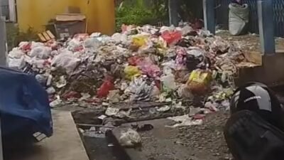 "Warga Sintang murka, menyindir 'Kota Bersemi' jadi 'Kota Bersampah' akibat tumpukan sampah di Pasar Masuka yang viral karena tak diangkut selama dua bulan."
