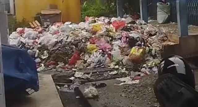 "Warga Sintang murka, menyindir 'Kota Bersemi' jadi 'Kota Bersampah' akibat tumpukan sampah di Pasar Masuka yang viral karena tak diangkut selama dua bulan."