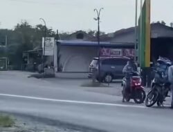 Solar Tumpah di Ujung Jembatan Kapuas Sintang, Sejumlah Pengendara Motor Terjatuh