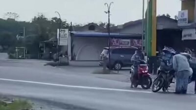 "Tumpahan minyak solar di ujung Jembatan Kapuas, Sintang, menyebabkan jalan menjadi licin dan berbahaya. Sejumlah pengendara sepeda motor dilaporkan terjatuh."