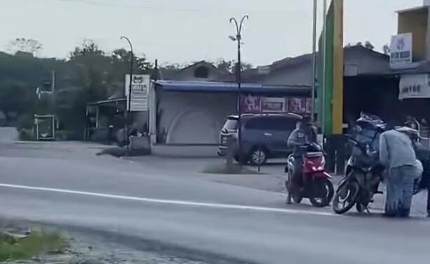 "Tumpahan minyak solar di ujung Jembatan Kapuas, Sintang, menyebabkan jalan menjadi licin dan berbahaya. Sejumlah pengendara sepeda motor dilaporkan terjatuh."