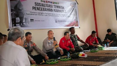 Jajaran Polsek Entikong, TNI, dan Manggala Agni memberikan sosialisasi tematik pencegahan Karhutla kepada kelompok tani di Posko Patroli Terpadu Dusun Sontas, Entikong, Minggu (26/10/2025).