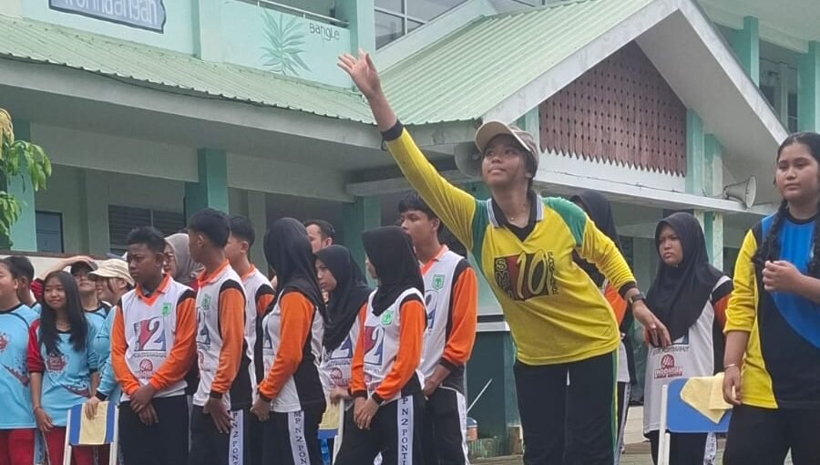 Sejumlah atlet Petanque menunjukkan keahliannya saat bertanding dalam Kompetisi Antar Klub Petanque Kota Pontianak di Lapangan SMP Negeri 10 Pontianak, Sabtu (25/10/2025).