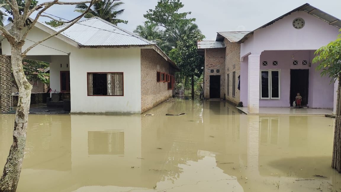 Sungai Sei meluap, ratusan rumah terendam banjir, pasca hujan lebat yang terjadi di Kabupaten Serdang Bedagai, Sumatera Utara, Selasa (14/10).
