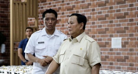 "Prabowo menunjuk Zulkifli Hasan sebagai Ketua Tim Koordinasi MBG. Berikut susunan lengkap pimpinan tim, termasuk Pratikno dan Muhaimin Iskandar."
