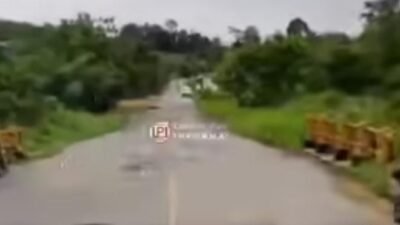 "Seorang ibu dan anaknya menjadi korban tabrak lari di Jembatan Batian, Sengah Temila, saat hendak berangkat ke PAUD. Pelaku berhasil melarikan diri. "