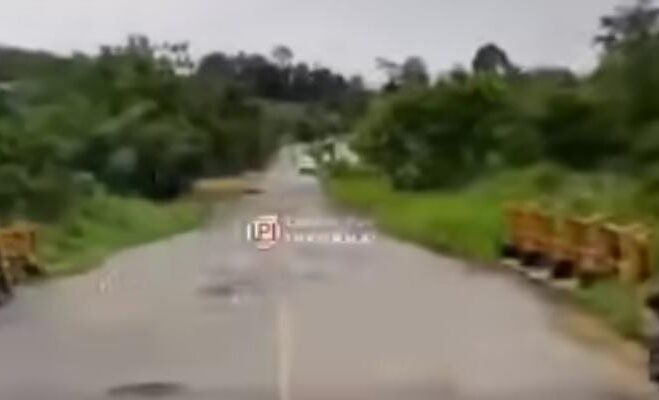 "Seorang ibu dan anaknya menjadi korban tabrak lari di Jembatan Batian, Sengah Temila, saat hendak berangkat ke PAUD. Pelaku berhasil melarikan diri. "