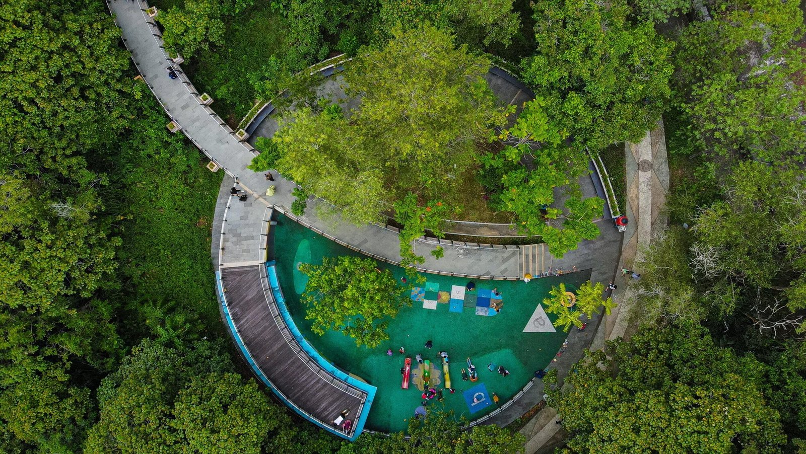 Taman di Kota Pontianak menjadi bagian dari komitmen Pemerintah Kota Pontianak dalam menciptakan Ruang Terbuka Hijau.