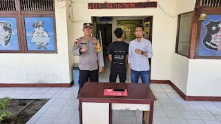 Terduga pengedar sabu berinisial MH diamankan petugas Polsek Meliau beserta barang bukti tiga paket sabu di Dermaga Meliau. (Dok. Polres Sanggau)