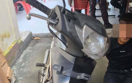 Tersangka curanmor berinisial ADS diamankan oleh Tim Berang-Berang Polsek Pontianak Timur beserta barang bukti sepeda motor hasil curian.