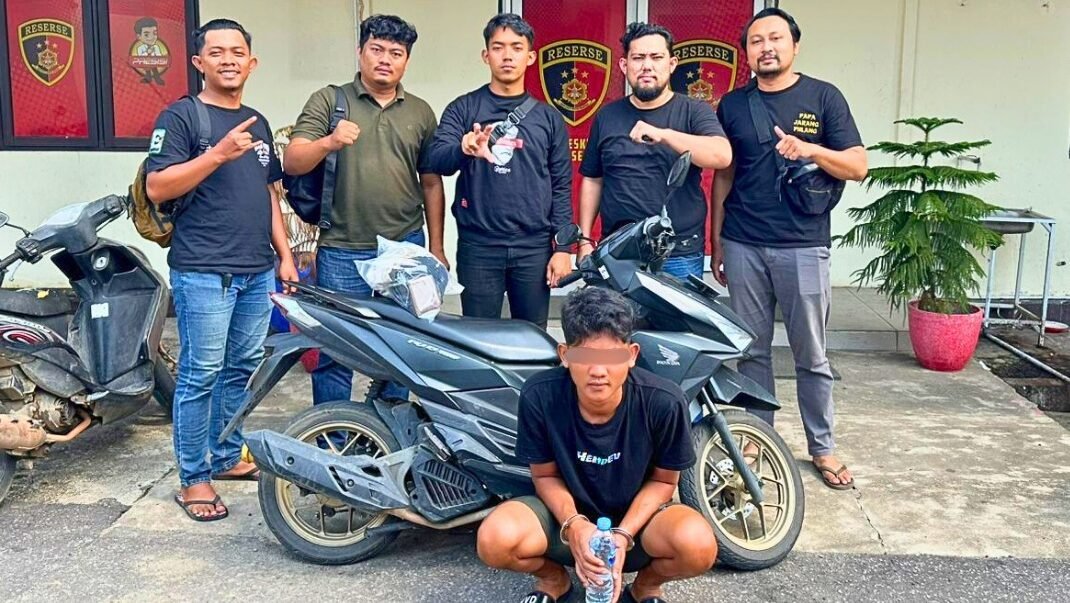 Tersangka pencurian motor, AF (23), diamankan oleh Tim Resmob Macan Raya Polres Kubu Raya beserta barang bukti sepeda motor hasil curian.