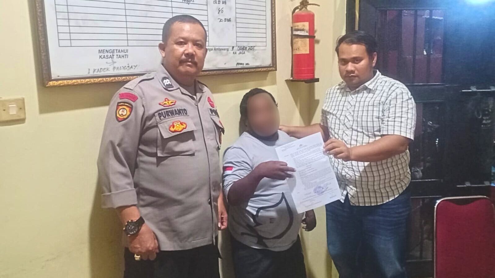 Tersangka AA alias Dulkaut (48) saat diamankan oleh Unit Reskrim Polsek Batu Ampar terkait kasus pencurian mesin speedboat di Kabupaten Kubu Raya.