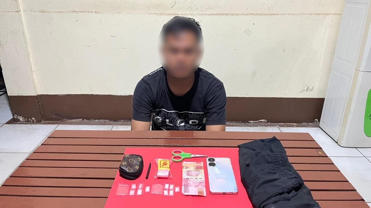 Tersangka E beserta barang bukti sabu dan perlengkapan lainnya yang disita dalam penangkapan di Balai Karangan. (Dok. Ist)