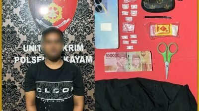 Tersangka M dan sejumlah barang bukti diamankan Polsek Sekayam Sanggau