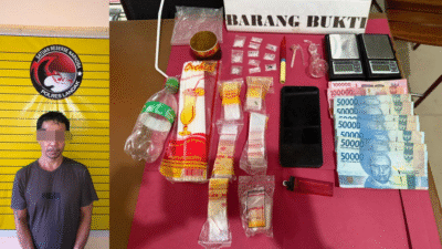 Tersangka H alias O diamankan Satresnarkoba Polres Landak beserta barang bukti 11 paket sabu dan timbangan digital di Desa Pak Mayam, Kecamatan Ngabang.