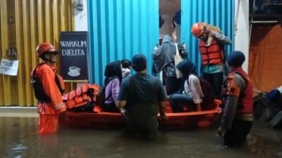 Tim BPBD DKI evakuasi warga terdampak banjir di Jakarta Selatan, Kamis (30/10). Sumber BPBD DKI Jakarta