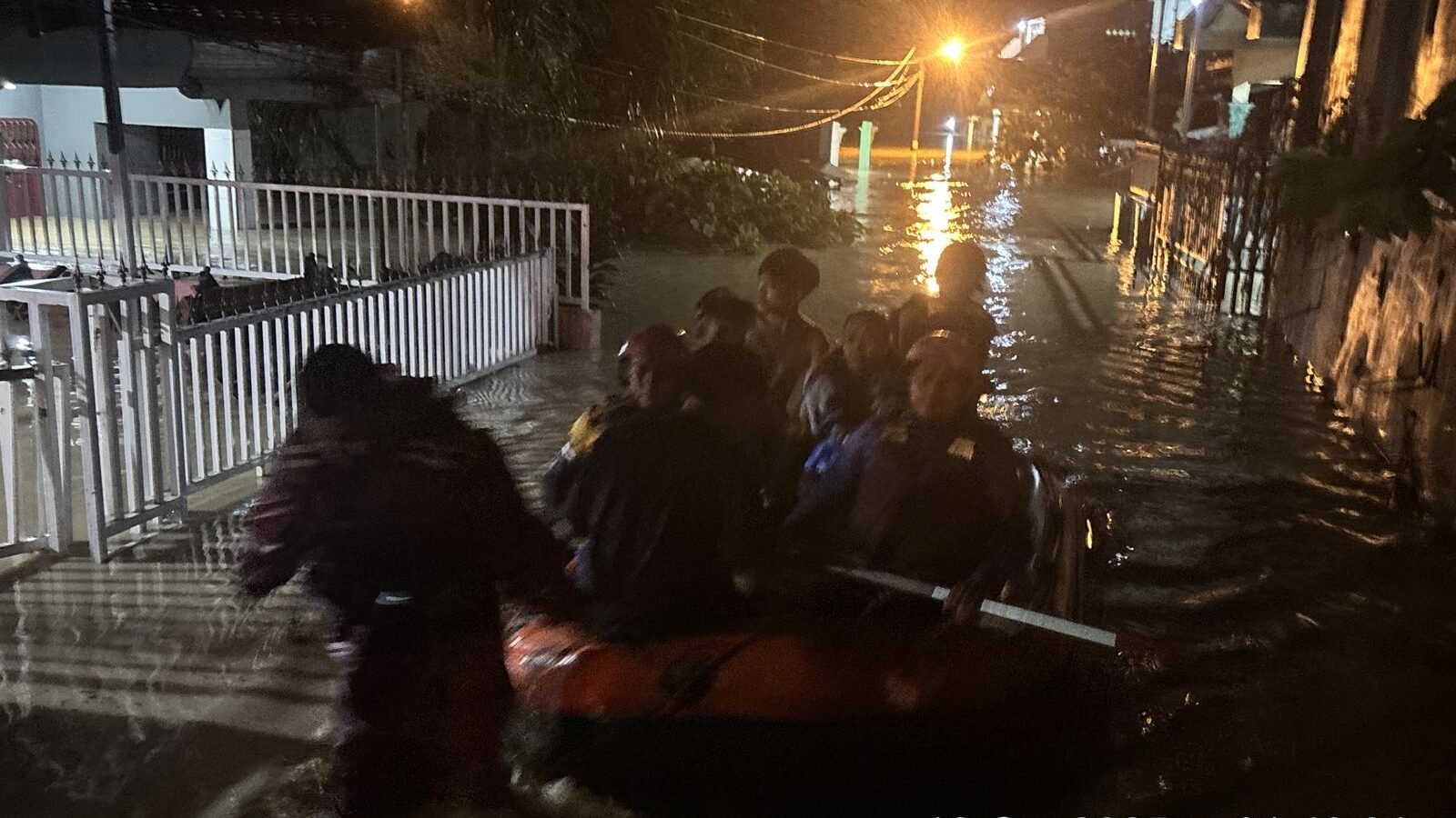 Personil BPBD membantu evakuasi dan dukungan logistik bagi warga terdampak banjir di wilayah Kota Medan, Sumatera Utara yang terjadi pada Sabtu (11/10) malam. Foto:  BPBD Kota Medan
