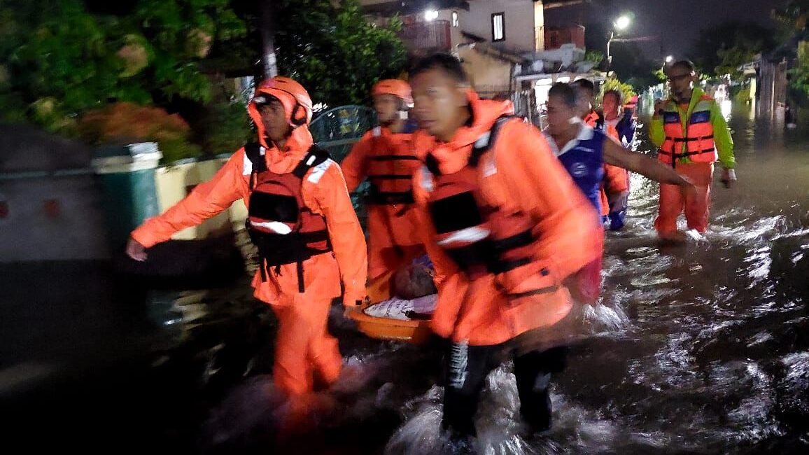 Tim BPBD Kabupaten Cilacap berupaya mengevakuasi warga terdampak banjir di wilayah Kota Cilacap, Kabupaten Cilacap, Jawa Tengah pada Minggu (12/10) malam hingga Senin (13/10) dini hari. FOTO: TRC BPBD Kabupaten Cilacap