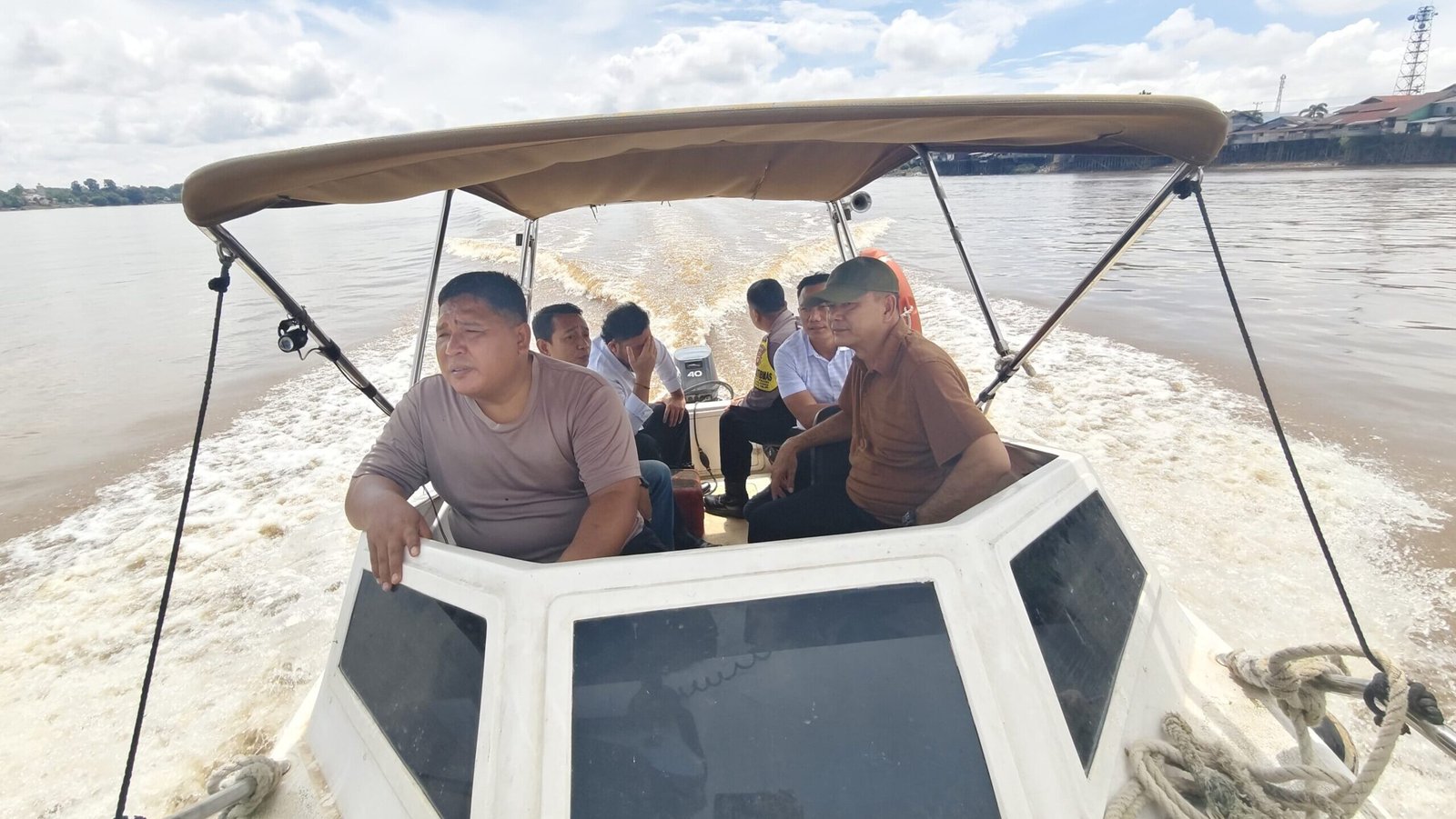 Personel Satreskrim Polres Sekadau saat melakukan patroli menggunakan perahu di Sungai Kapuas untuk mencegah aktivitas Penambangan Emas Tanpa Izin (PETI).