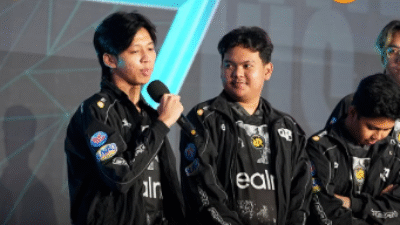 Tim RRQ di sesi wawancara usai kemenangan krusial 2-0 atas Dewa United dalam laga MPL ID S16 Week 8, Minggu (12102025), yang menjaga asa mereka lolos ke babak playoff. (Dok. Instagram@teamrrq)