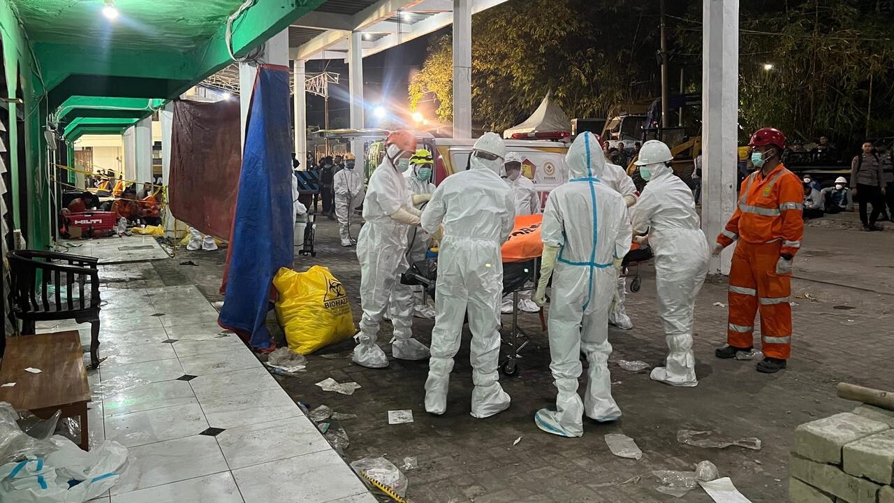Tim SAR gabungan membawa kantong berisi jenazah korban insiden ambruknya musala Al Khoziny, Buduran, Kabupaten Sidoarjo, Jawa Timur, Sabtu (4/10) malam. Jumlah korban yang meninggal dunia menjadi 25 setelah ada penambahan temuan sebanyak 11 jenazah pada hari ini.