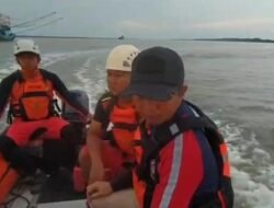 Satu ABK Hilang Setelah Sekoci Dihantam Ombak di Muara Pemangkat