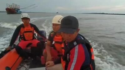 Satu ABK Hilang Setelah Sekoci Dihantam Ombak di Muara Pemangkat