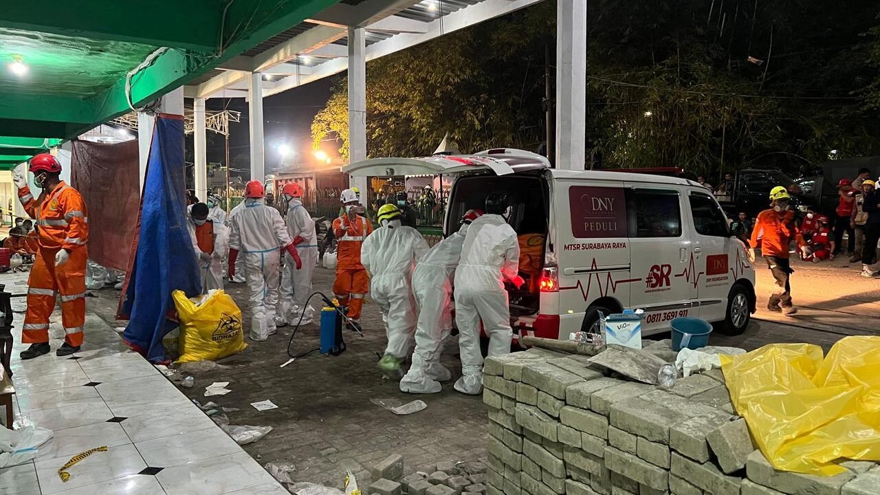 Tim SAR gabungan membawa kantong berisi jenazah korban insiden ambruknya musala Al Khoziny, Buduran, Kabupaten Sidoarjo, Jawa Timur, Sabtu (4/10) malam. Jumlah korban yang meninggal dunia menjadi 25 setelah ada penambahan temuan sebanyak 11 jenazah pada hari ini.
