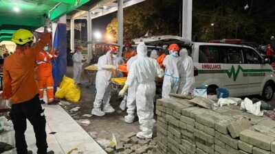 Tim SAR gabungan saat melakukan proses evakuasi korban di lokasi runtuhnya Musala Pondok Pesantren Al Khoziny, Sidoarjo. (Sumber: BNPB)