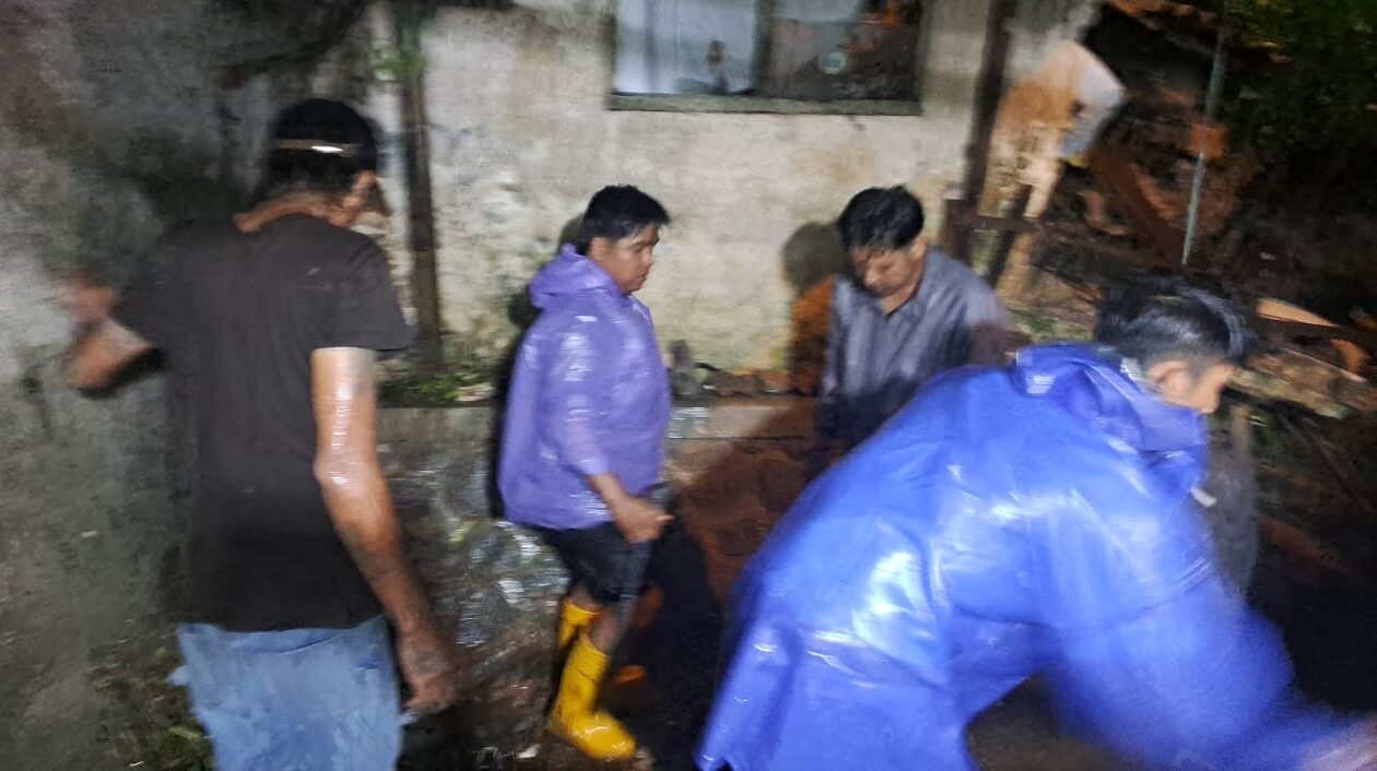 Personil TRC-PB BPBD Kota Bogor bersama tim gabungan membersihkan material longsor yang menimpa rumah warga di Kelurahan Bondongan, Kec. Bogor Selatan, Kota Bogor, Senin (27/10). Sumber Foto: Pusdalops BPBD Kota Bogor