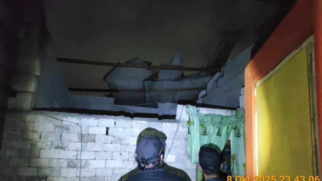 Angin kencang melanda permukiman warga di Kabupaten Mojokerto, Provinsi Jawa Timur, pada kamis (9/10)