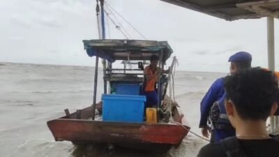 Tim gabungan Sat Polairud Polres Ketapang dan Basarnas saat melakukan proses evakuasi nelayan yang kapalnya mengalami kebocoran di Perairan Kuala Pendek, Kamis (23/10/2025).