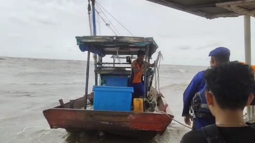 Tim gabungan Sat Polairud Polres Ketapang dan Basarnas saat melakukan proses evakuasi nelayan yang kapalnya mengalami kebocoran di Perairan Kuala Pendek, Kamis (23/10/2025).