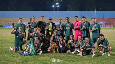 Tim sepak bola Bank Kalbar FC merayakan kemenangan sambil mengangkat trofi juara Turnamen GALAKARYA Tingkat Nasional 2025 di Stadion Soemantri Brodjonegoro, Jakarta.