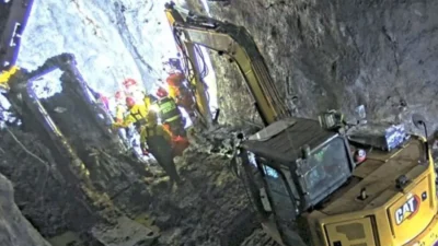 Tim tanggap darurat PT Freeport Indonesia saat melakukan proses evakuasi salah satu korban yang terjebak luncuran material basah di area tambang Grasberg Block Cave (GBC), Tembagapura, Mimika. (Dok. PT Freeport Indonesia)