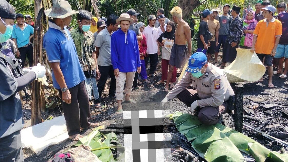 "Seorang lansia (71) yang tinggal sebatang kara di Pulau Maya, Kayong Utara, ditemukan tewas setelah rumahnya hangus terbakar pada Jumat (10/10/2025)."